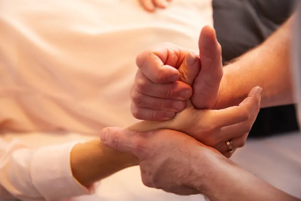 Pyhsiotherapie MOC Gesundheit Übung an Händen